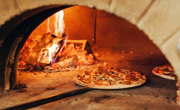 Pizzas cuites au feu de bois à AlbiIngrédients bio, locaux et issus de circuits courts Contactez-nous